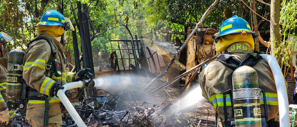 Bomberos controlan incendio en chatarrera en San Miguel Centro