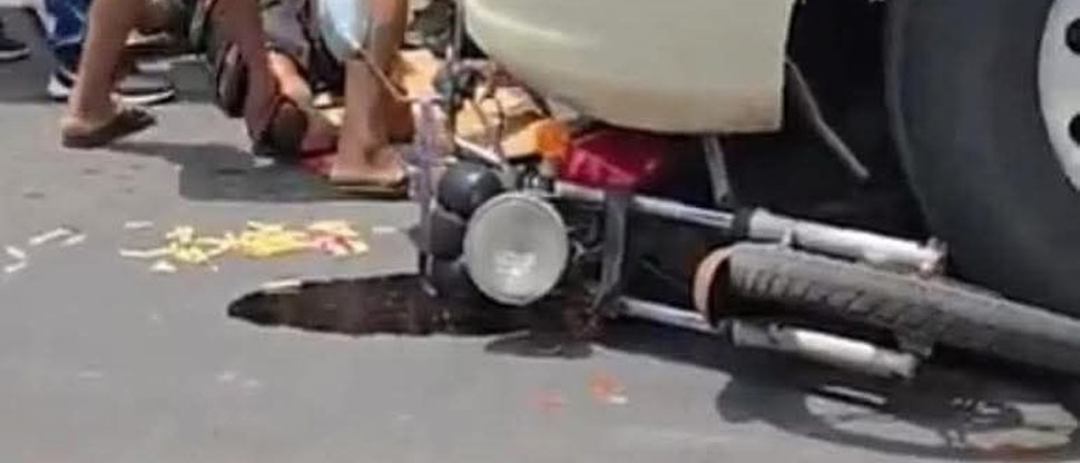 Motocicleta queda debajo de las llantas de camión tras accidente en Sonsonate