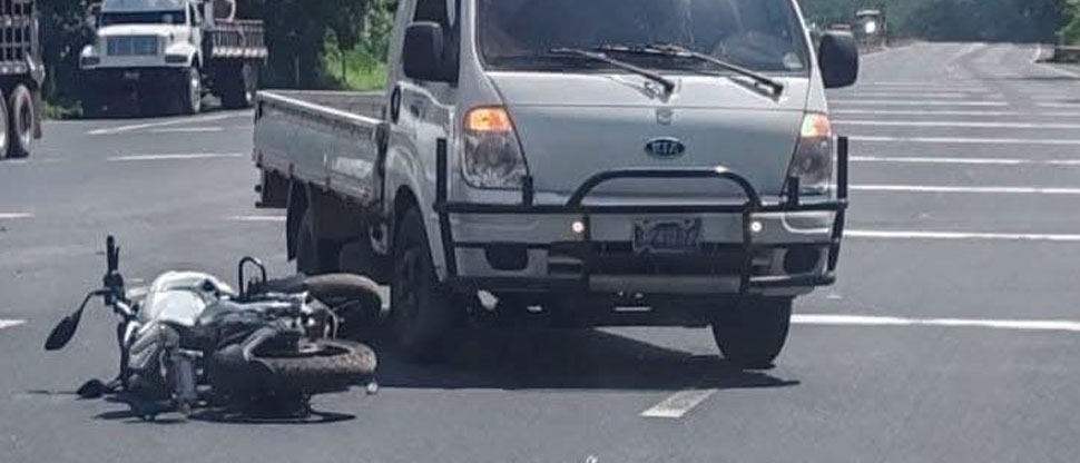 Motociclista queda tendido sobre el pavimento tras accidente en Sonsonate