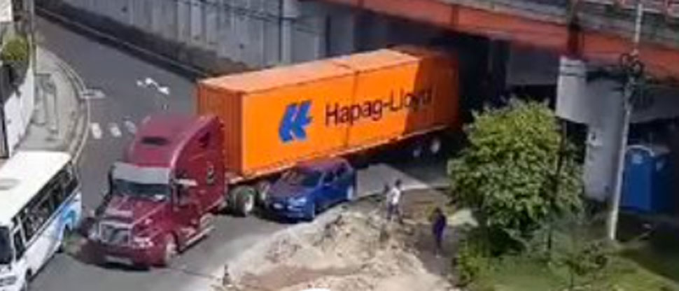 Conductor calcula mal su maniobra y choca contra una rastra en Soyapango