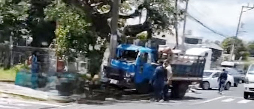 Auxilian a conductor tras choque entre camión y vehículo en Ilopango