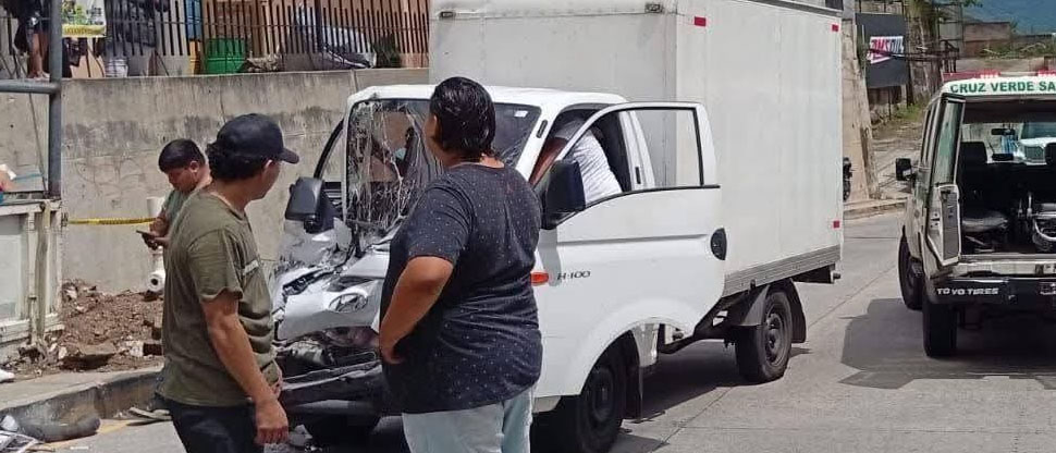 Persona queda atrapada dentro de camión tras accidente en Paso del Jaguar