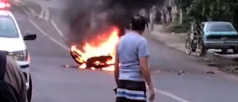 Motocicleta se incendia tras fuerte accidente en Ahuachapán