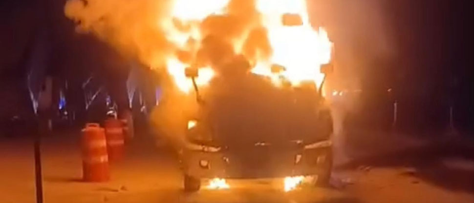 Conductor pasa momentos de angustia al incendiarse rastra en carretera Los Chorros