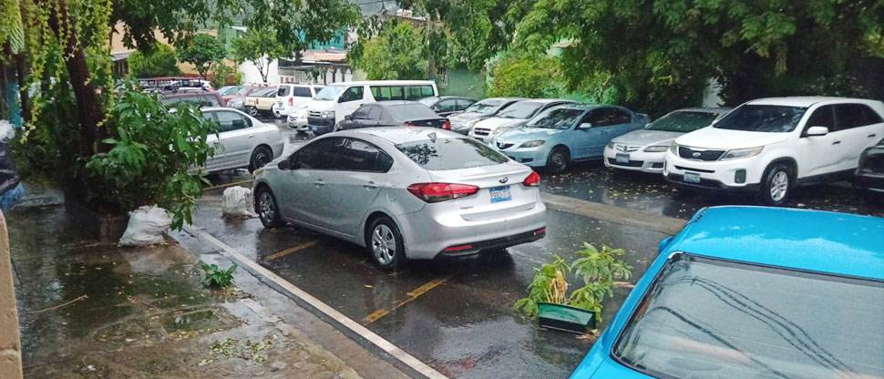 Denuncian que ciudadanos hasta cruzan sus vehículos para apartar parqueos en espacios públicos