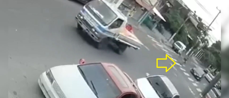 Viralizan momento cuando conductor huye tras atropellar a abuela y su nietecita de 5 años