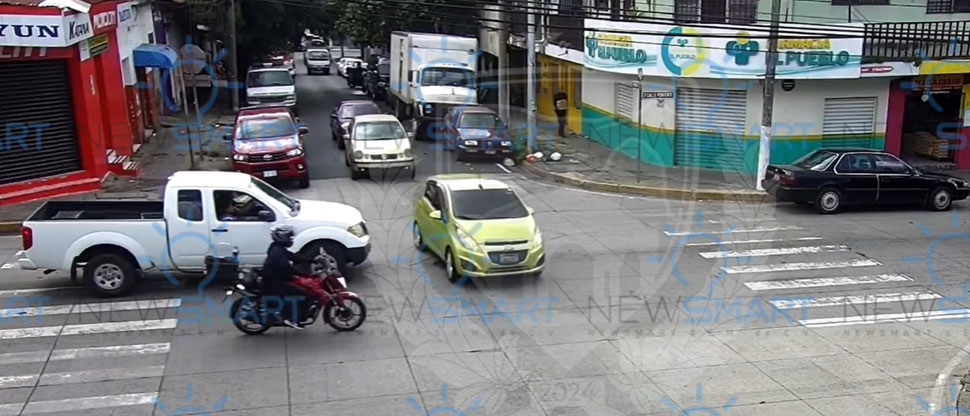Imprudencia de conductor termina en accidente en Santa Tecla
