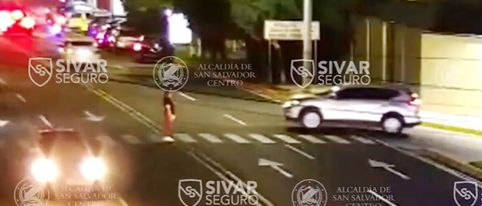 Conductor hace maniobra indebida y atropella a mujer en avenida Bernal