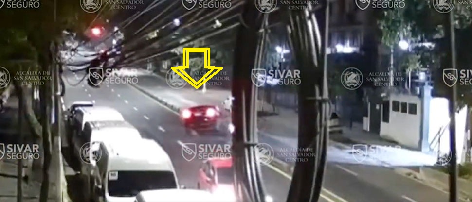 Captan momento cuando conductor choca contra separadores en alameda Roosevelt