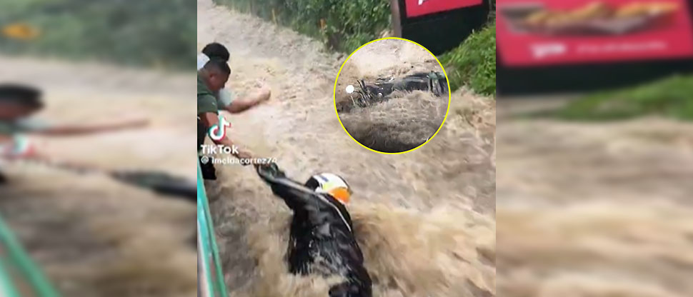 Guatemala: hombres intentan ayudar a motociclista arrastrado por la correntada tras lluvias