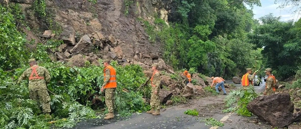 Militares realizan trabajos de remoción de escombros tras derrumbe en Ahuachapán