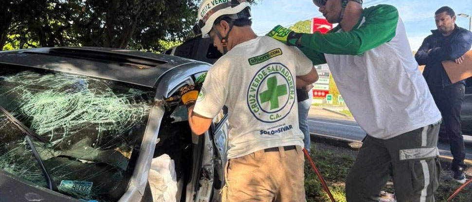 Conductor pierde la vida tras chocar el vehículo contra un árbol