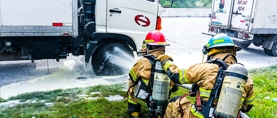 Bomberos controlan conato de incendio en camión en autopista a Comalapa