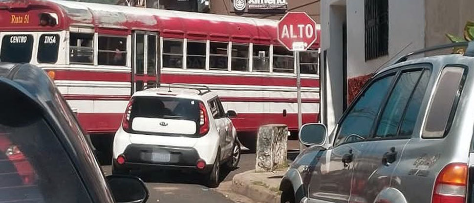 Conductor de Kia Soul y busero chocan tras realizar la misma maniobra en Santa Ana