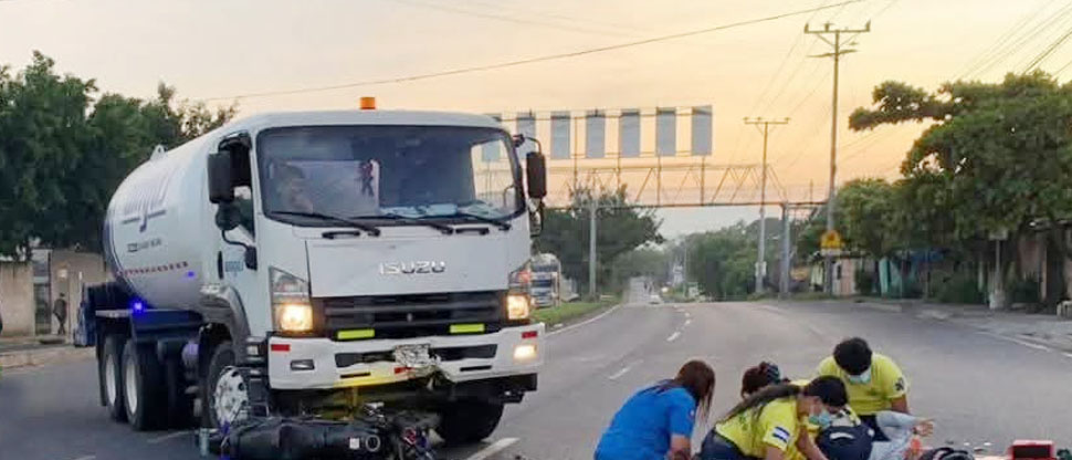 Auxilian a motociclista que chocó contra camión que transportaba gas propano