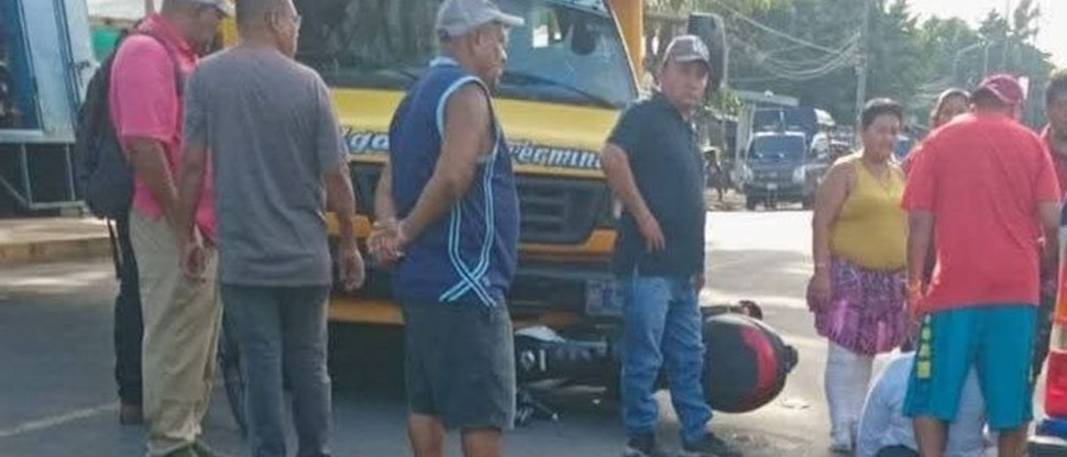 Motociclista termina en el hospital tras chocar contra buseta en Sonsonate