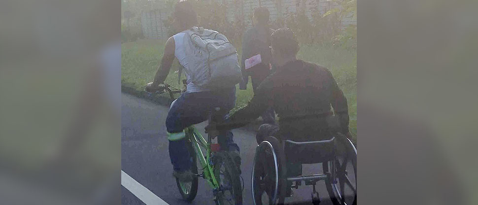 Ejemplo de vida: un gesto de amor y compañerismo a vuelta de ruedas