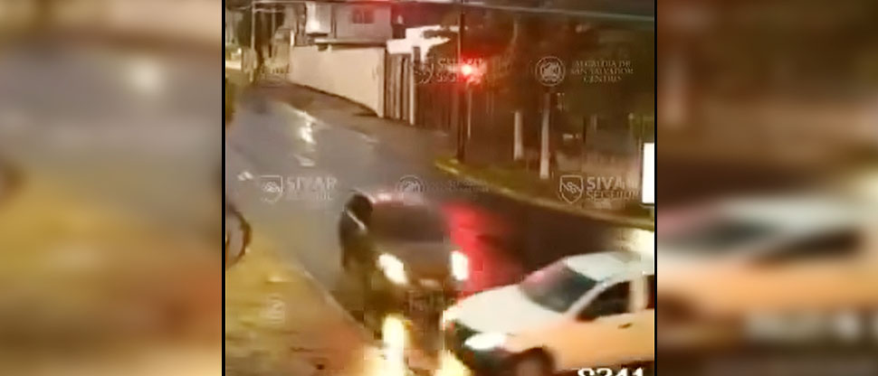 Conductor provoca fuerte choque al pasarse la luz roja del semáforo
