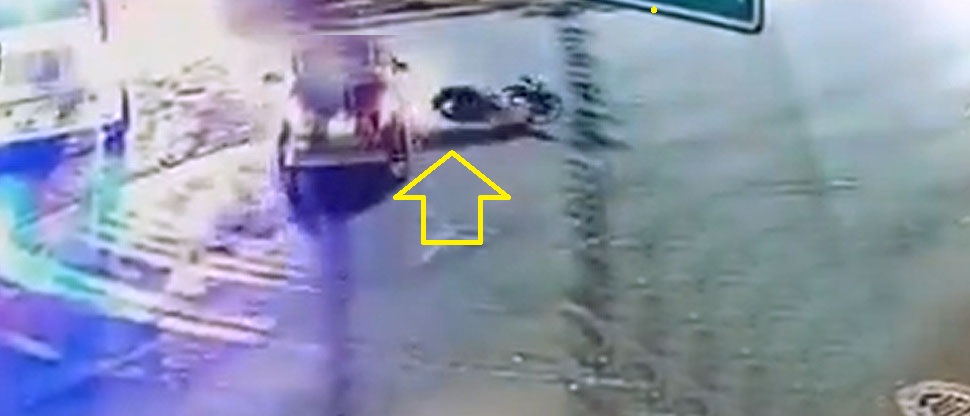 Mala maniobra de conductor termina en fuerte accidente en Ilopango