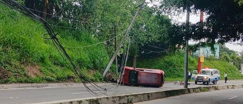 Borracho al volante choca contra poste del tendido eléctrico en calle a Huizúcar