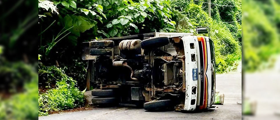 Reportan camión volcado en Juayúa, Sonsonate