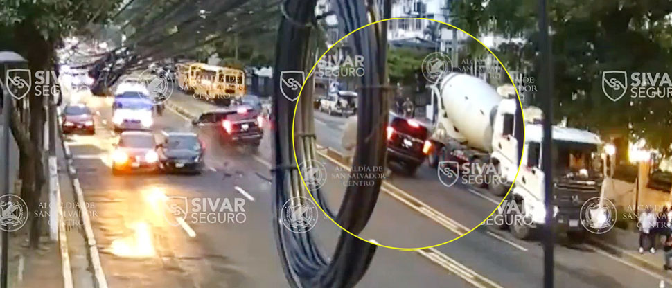 Imprudencia de conductor termina en triple accidente en alameda Roosevelt