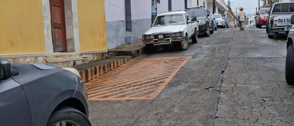 Pintó la calle donde cree que el espacio le pertenece para estacionar su carro