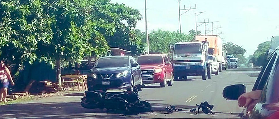 Auxilian a motociclista que chocó contra una vaca en carretera Troncal del Norte