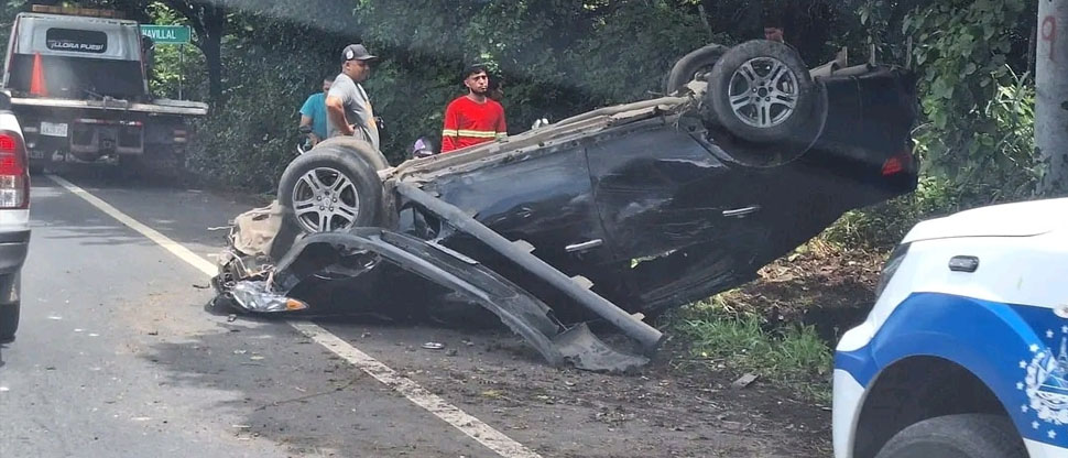 Conductor pierde el control y vuelca en San Miguel