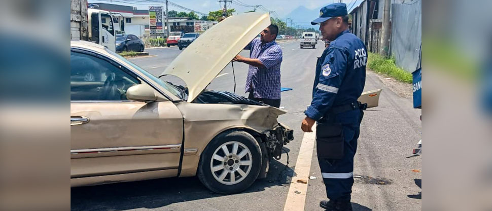 Conductor invade carril contrario y provoca accidente en carretera a Sonsonate