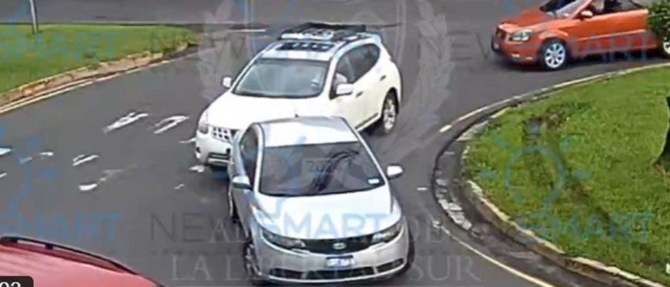 Conductor distraído provoca accidente en Santa Tecla
