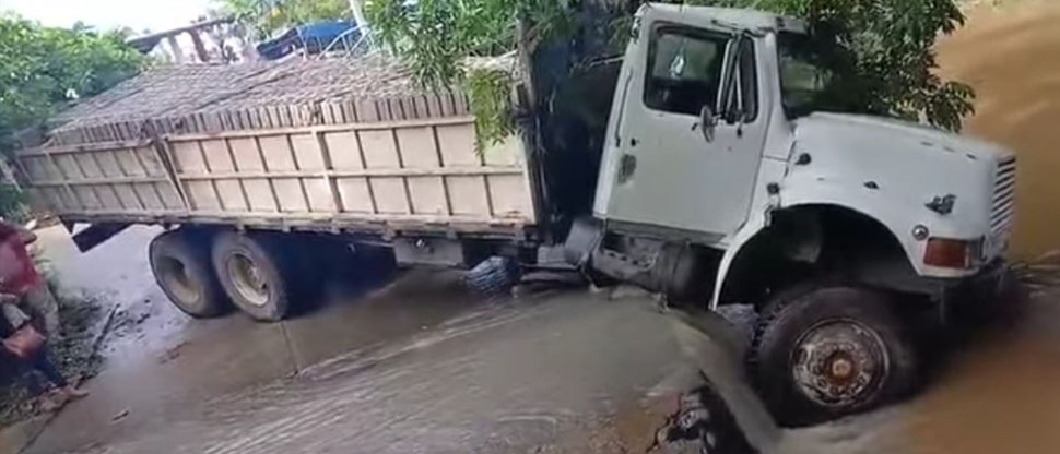 Camión que transportaba bloques de construcción cae a un río en Sonsonate