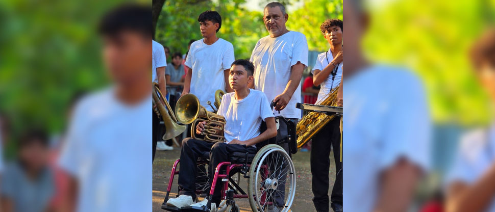 Con amor y patriotismo, padre acompaña a su hijo en práctica de banda musical estudiantil   