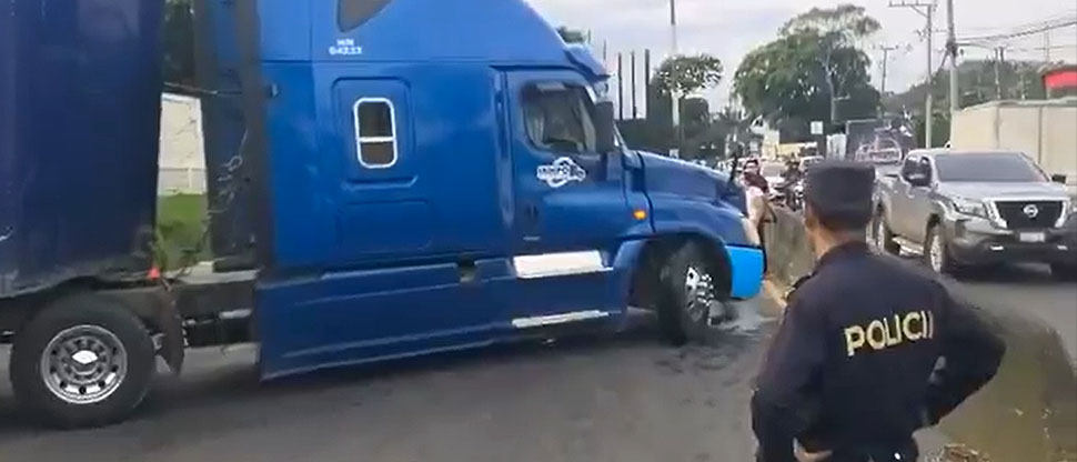 Conductor de rastra intenta incorporarse a carretera y su mala maniobra le cuesta siete multas