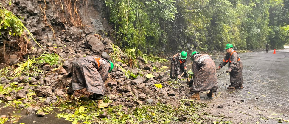 Militares colaboran en retirar escombros por derrumbe en carretera Litoral