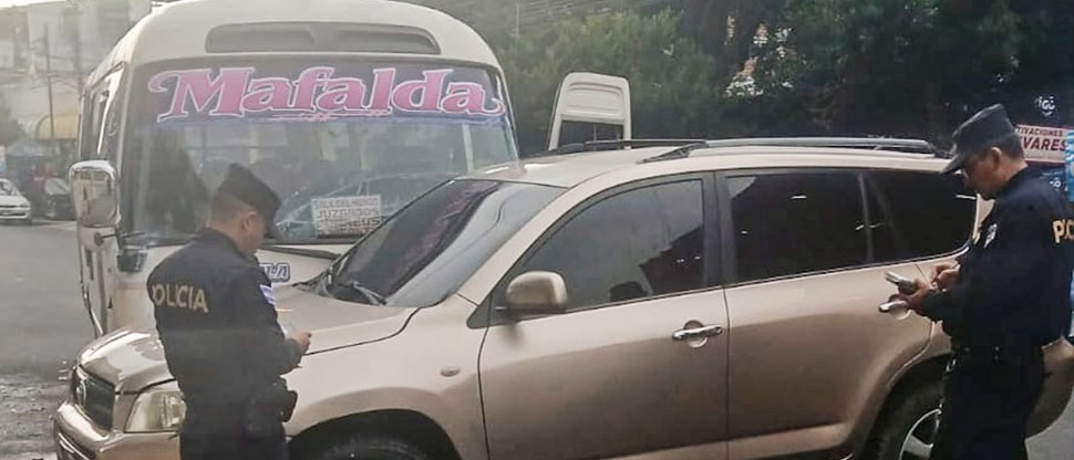 Choque entre microbús de la ruta 101 y vehículo deja tres lesionados en San Salvador
