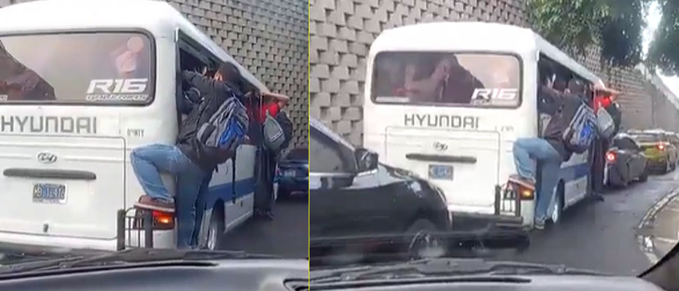 Pasajeros se arriesgan al viajar colgados en microbús que llevaba las puertas abiertas