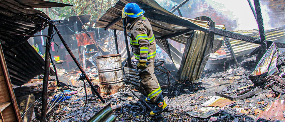 Sofocan incendio en vivienda construida de lámina y madera en Ahuachapán