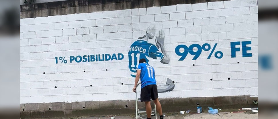 Aficionado salvadoreño pinta mural previo a partido de El Salvador vs Surinam