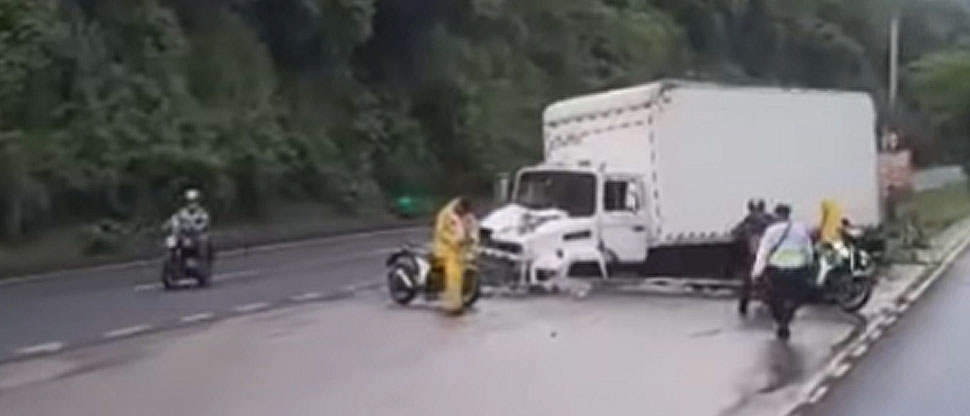 Conductor de camión pierde el control y termina sobre el arriate de la carreta de Oro