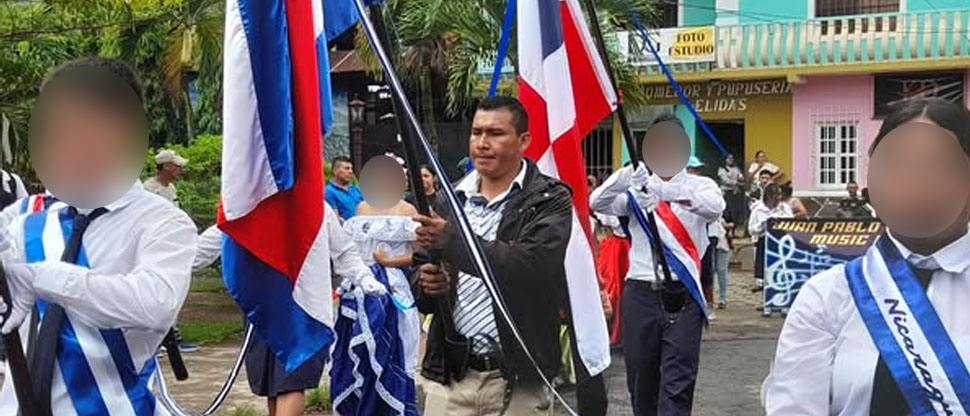Padre de estudiante abanderado lo sustituye después que se desmayó durante desfile cívico