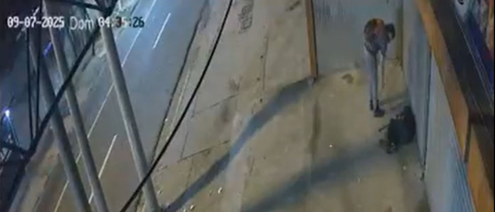 Captan a sujeto “bolseando” a borracho “fondeado” fuera de cervecería y le roba celular