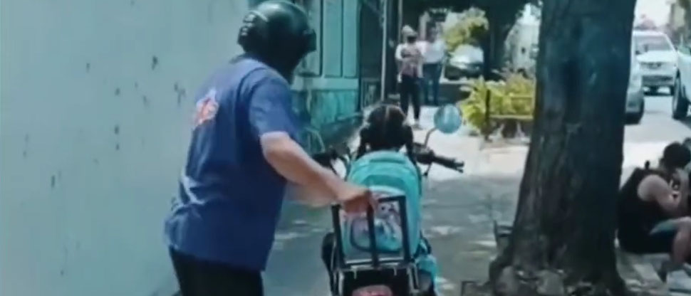 Denuncian a motociclista que no le coloca casco a su hijita cuando la va a traer al kinder