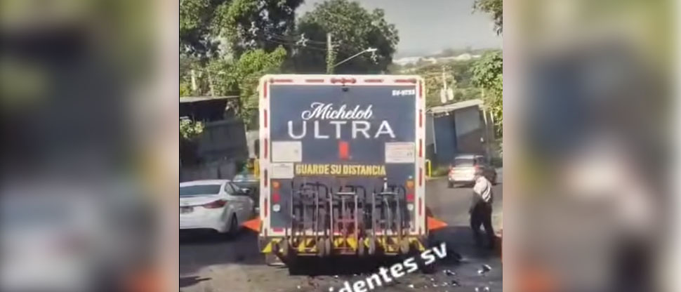 Fuerte pérdida: camión repartidor de cerveza deja caer su carga en la calle Agua Caliente 