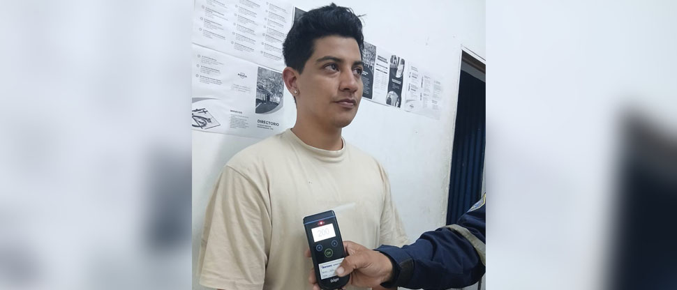 Sacan de las calles a conductor borracho que se estrelló contra árbol en Cojutepeque