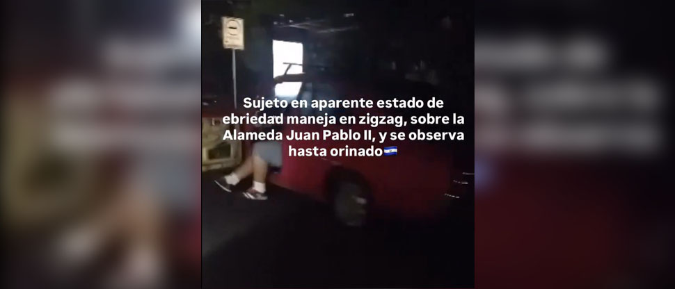 Captan a automovilista orinado y manejando en zigzag en la Alameda Juan Pablo II