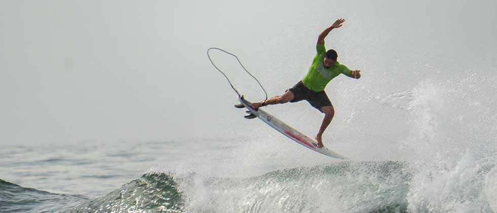 Bryan Pérez clasifica a la siguiente ronda del Surf City El Salvador ISA World Surfing Games