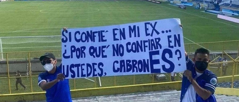 Aficionados se las ingenian para llevar creativos mensajes de aliento a La Selecta