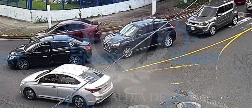 Distracción provoca choque entre camioneta y vehículo particular en Merliot