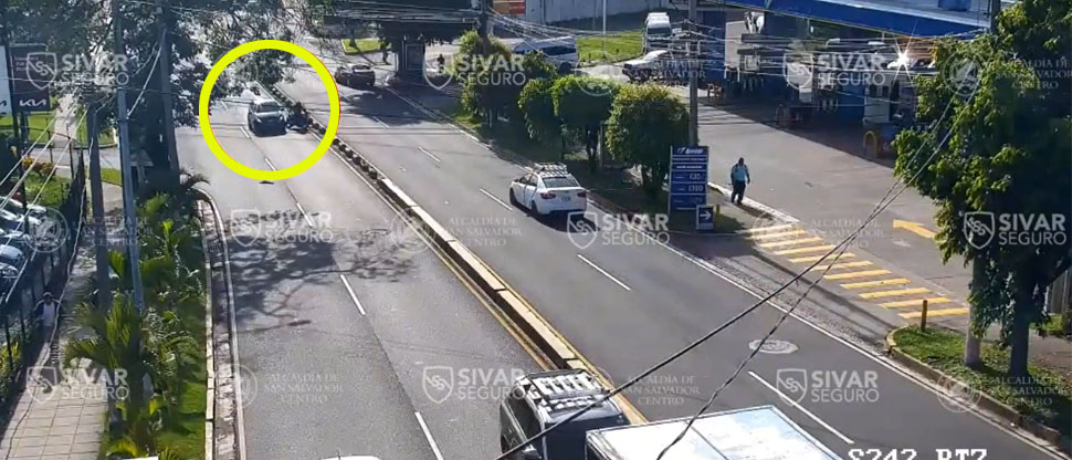 Captan cuando automovilista invade carril y choca con motociclista lanzándolo por los aires